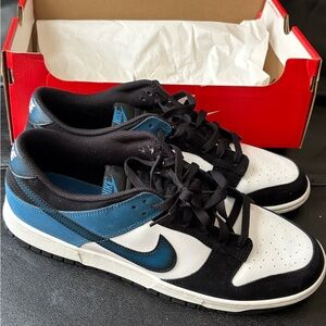 Gently used Nike dunks low size 13